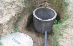 Dziļurbuma akas aprīkošana ar betona grodu.